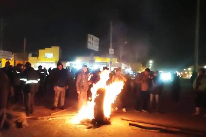 El Alto: Instalan una vigilia en la vía La Paz - Oruro que impide la circulación de vehículos