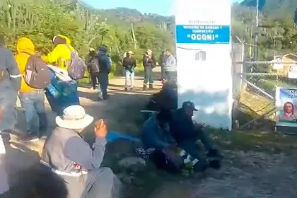 Productores campesinos de los valles cruceños realizan vigilia en la planta de bombeo de Oconi en rechazo al DS 5503