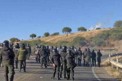 Cochabamba: Policía libera la vía en Parotani, ruta a Oruro y bloqueadores responden con dinamita