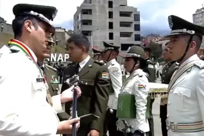 Edmand Lara vuelve a lucir uniforme policial en el acto de la Anapol en el que participa con Rodrigo Paz