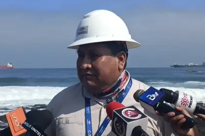 En medio de filas en surtidores, YPFB estima que desde el 29 de mayo se hará el desembarco de combustible en Arica