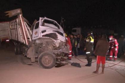 Conductores fallecen en choque frontal de un bus y un camión, Tránsito investiga las causas del accidente
