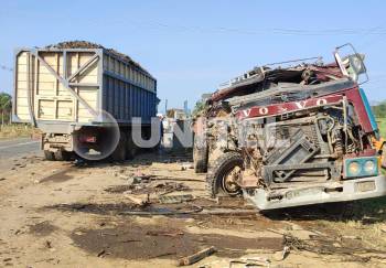 Camiones impactan de frente en la carretera Minero – San Pedro y los conductores salen ilesos