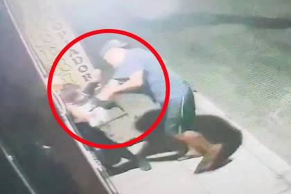 Video: Sujeto ataca con un arma blanca a dos mujeres afuera de un domicilio en Cochabamba