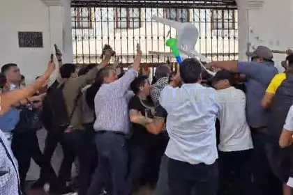 Elección de directiva: Trasladan sesión a la Casona tras agresión en el ingreso del Concejo de Santa Cruz de la Sierra