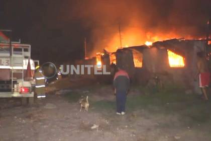 Fuego consume una casa que funcionaba como fábrica de colchones en Santa Cruz