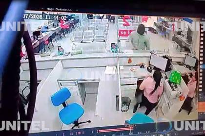 Videos: Así fue el atraco a una entidad financiera en Santa Cruz