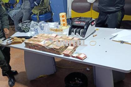 La Paz: Aprehenden a un hombre con casi Bs 5 millones en una maleta y se investiga si tiene vínculos con bloqueos