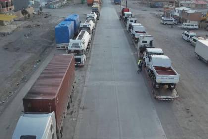 Transporte: 500 camiones permanecen varados en la frontera con Chile por cierre nocturno del paso