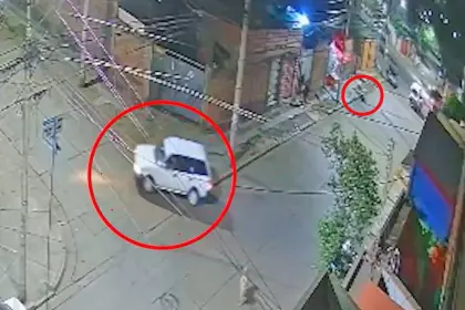 Video: Captan a taxista bajando, golpeando y abandonando en plena calle a su pasajero