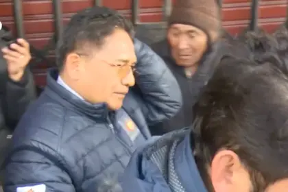 Increpan al viceministro Silva en un operativo de control por el precio del pollo en La Paz