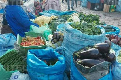 Bloqueos afectan la llegada de verduras y elevan los precios en mercados de La Paz