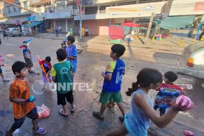 El ‘Carnaval de calle’ también se vive en los barrios de la capital cruceña