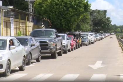Reportan reactivación de filas en surtidores de Cochabamba y Santa Cruz