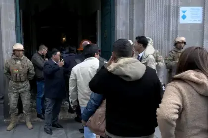 Representantes de diferentes de sectores sociales ingresan a Palacio de Gobierno