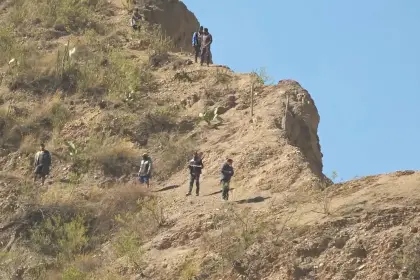 La Paz: Desde cerros, bloqueadores arrojan dinamita y se enfrentan a contingente policial en Huajchilla