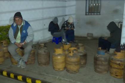 Vecinos madrugan a las agencias distribuidoras en busca de conseguir gas de garrafa