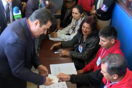 Manfred vota en Cochabamba y dice estar “muy confiado en que va a cambiar Bolivia”