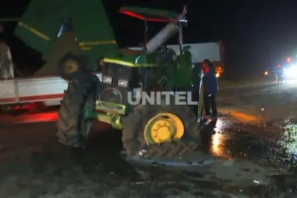 Un niño muere en un choque entre un camión y un tractor que quedaron volcados por el impacto