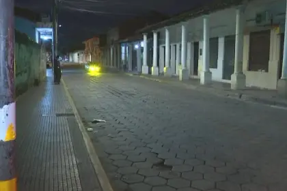 Un hombre es apuñalado en el centro cruceño y sufre heridas en la espalda y piernas