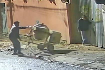 Video: Delincuentes son captados llevándose una mezcladora y otros objetos de una construcción