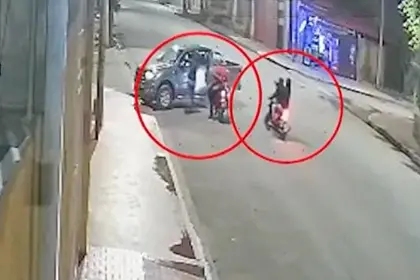 Video: Delincuentes armados amenazan a una familia en la puerta de su casa y se llevan su vehículo