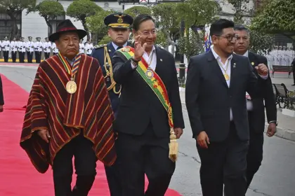 Inicia sesión de honor por el Bicentenario y se convoca a Luis Arce a la sala