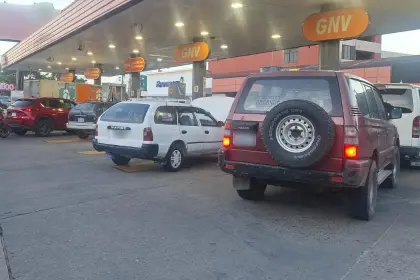 Mientras persisten las filas por combustible en Santa Cruz y Cochabamba, cisternas esperan descargar en Palmasola