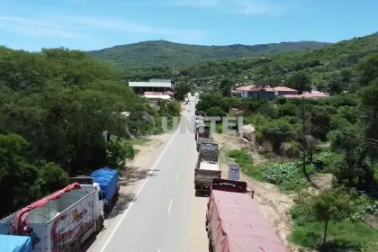 Camiones varados en el ingreso de Samaipata tras cierre de vía por rotura de ducto de gas