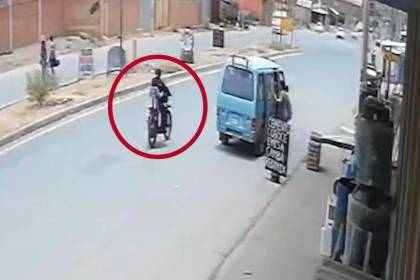 Video: Niño quedó en terapia intensiva tras ser atropellado por un motociclista, que huyó tras el hecho