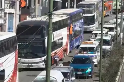 Filas por diésel se registran este sábado en la avenida Montes de La Paz