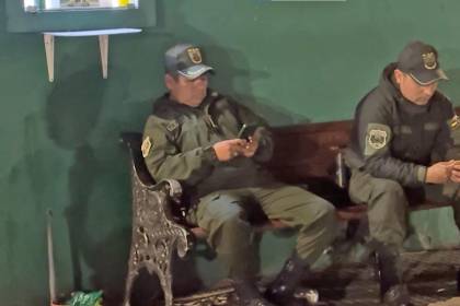 Acusan a dos policías por extorsión de Bs 5.000 en una comisaría de Santa Cruz
