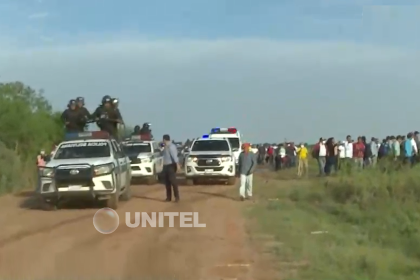 Policía y vecinos autoconvocados llegan al predio avasallado en Montero y encapuchados se retiran de la zona