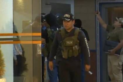 Aprehenden a tres extranjeros con armas de fuego y drogas durante operativo en condominios de Equipetrol