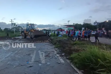 Pobladores de Yapacaní levantan el bloqueo en la carretera Santa Cruz - Cochabamba