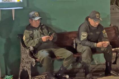 Acusan a dos policías por extorsión de Bs 5.000 en una comisaría de Santa Cruz