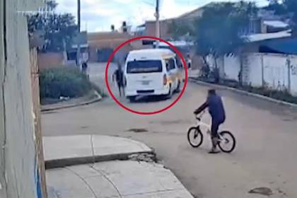 Video: Trufi fuga tras atropellar a un adolescente que transitaba por una calle