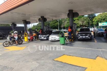 YPFB se compromete a normalizar la distribución de combustible hasta este sábado en Santa Cruz