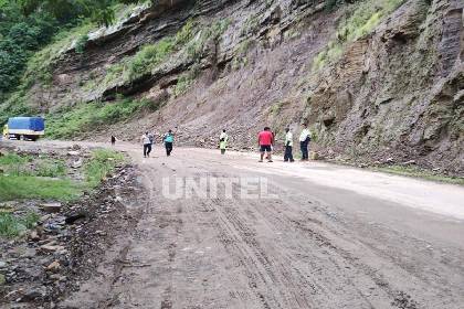 Santa Cruz: Derrumbes obligan a cerrar la ruta antigua a Cochabamba y la carretera a Abapó