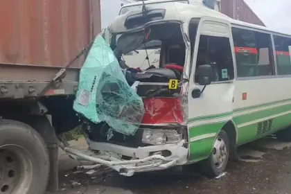 Aparatoso accidente entre un micro, un minibús y un camión en La Guardia deja heridos