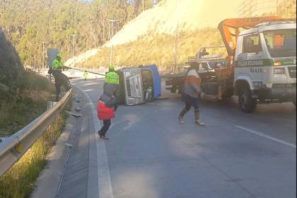 Camioneta pierde el control y vuelca en uno de los carriles de la autopista La Paz - El Alto