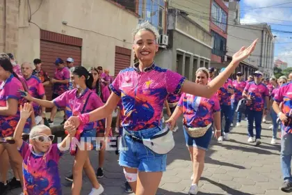 ¡Qué viva la reina del Carnaval! Camila I enciende el corazón del Casco Viejo cruceño