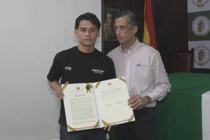 Brigada Parlamentaria realiza un reconocimiento póstumo al periodosta Yerko Guevara por su trayectoria de más de 20 años