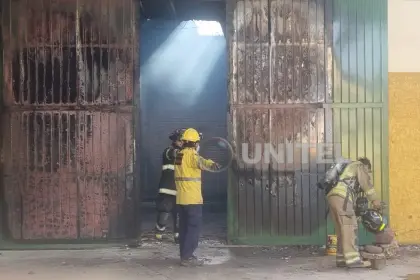 Incendio afecta a galpón de fábrica de espuma en Santa Cruz