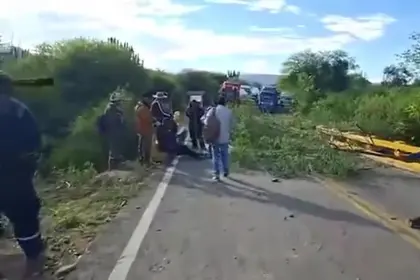 Campesinos bloquean ruta a los valles cruceños y exigen eliminar el registro para compra de combustible en bidones 
