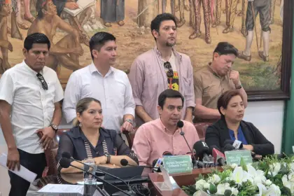 “Quiero pedir públicamente la renuncia del alcalde Jhonny Fernandez”, dice José Alberti en el Concejo de Santa Cruz