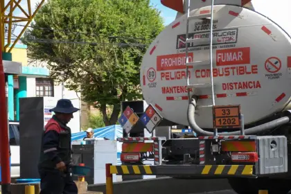 En medio del anuncio de YPFB, surtidores advierten reducción del 40% en programación de combustibles
