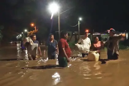 El río Piraí se desborda en Montero y provoca evacuación de varias familias