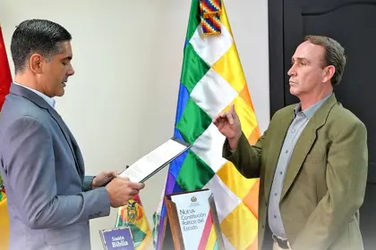 En medio de pedidos de institucionalización del Senasag, ministro Justiniano posesiona al nuevo director