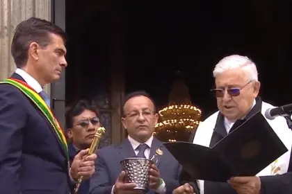 Rodrigo Paz recibe los bastones de mando político, militar, policial y espiritual